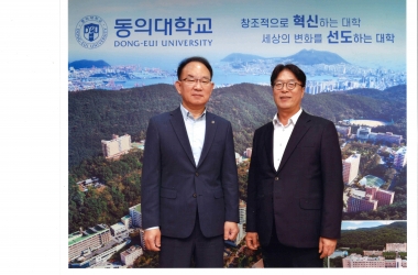 President Rhee met with the chairman of Dong-Eui University