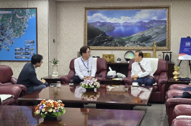 President Lee Myung-ho meets with Chairman of the Busan Chamber of Commerce and Industry Yang Jae-yong
